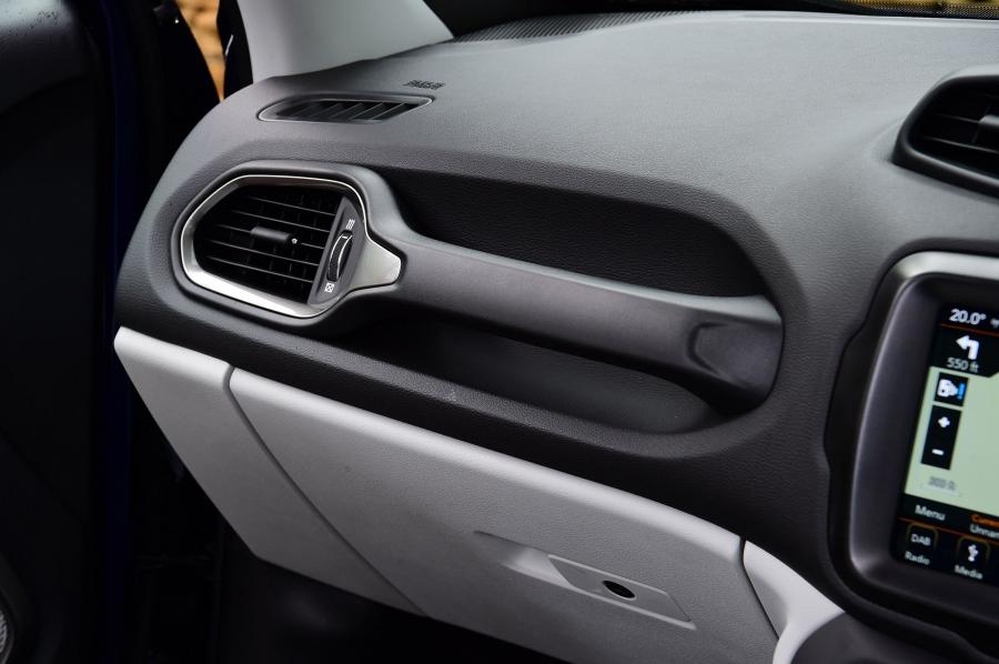 Детали интерьера Jeep Renegade Limited (BU) 2018 года  (UK) (фото 8 из 41)